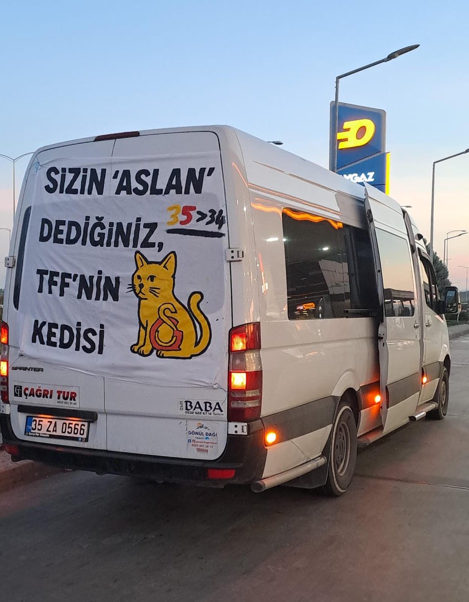 Galatasaray deplasmanı için İstanbul'a giden Göztepe taraftarının araç arkasına astığı pankart. 

"Sizin aslan dediğiniz TFF'nin kedisi."