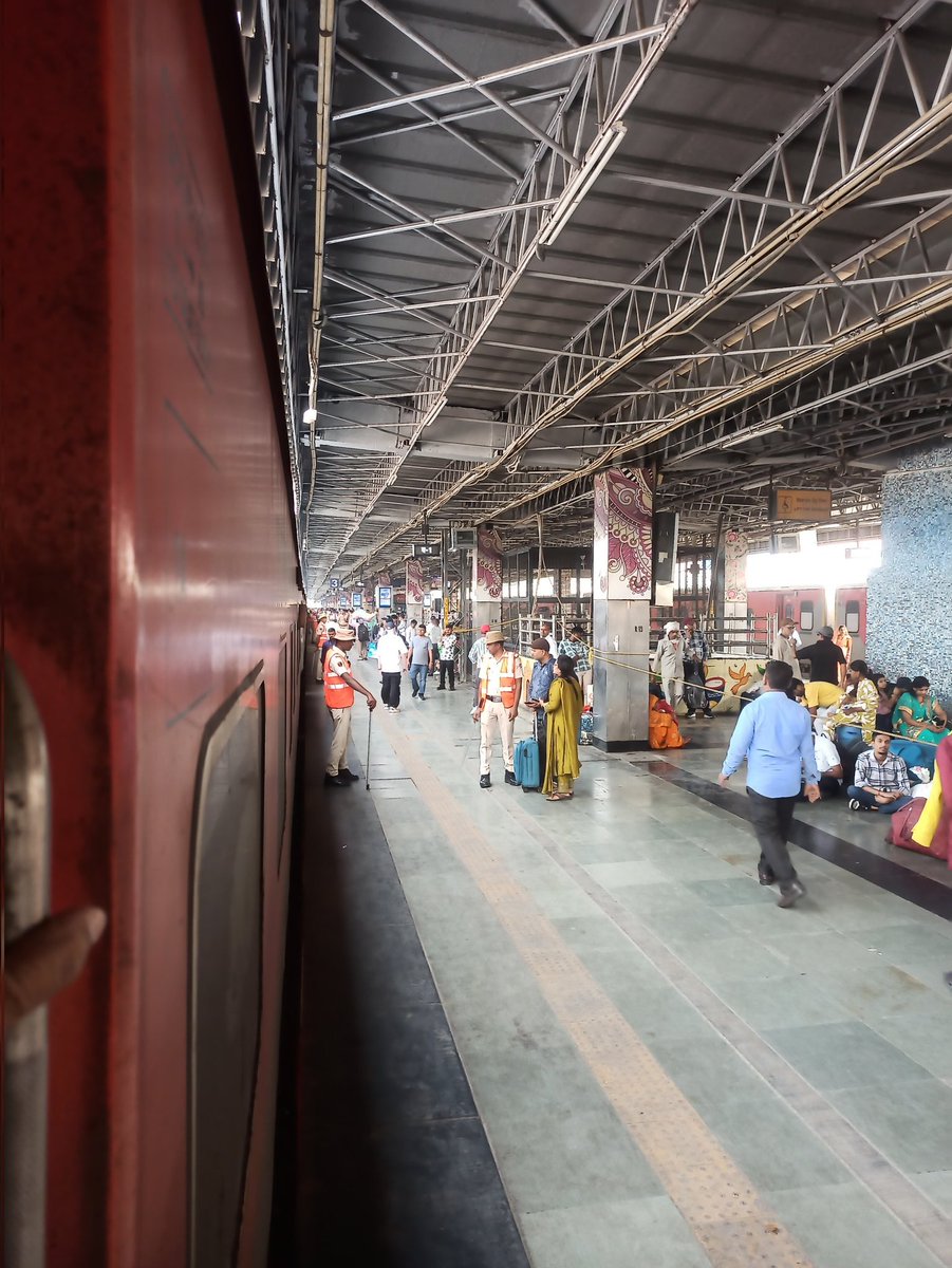 manishchoudhrey's tweet image. On the auspicious occasion of the Mahaparav Chhath, the railway arrangements are noticeably better than before. The police and staff are alert, overall management shows clear improvement. It seems the Railways have truly learned from past experiences. Kudos to @RailMinIndia…