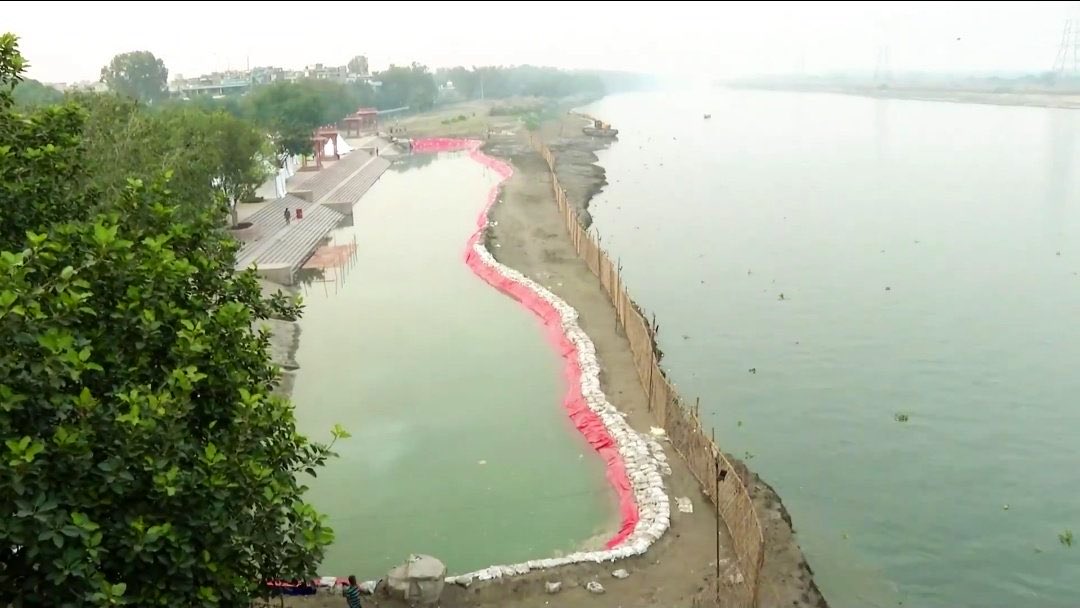 DaaruBaazMehta's tweet image. SHARE MAXIMUM - BJP HAS BEEN COMPLETELY EXPOSED IN DELHI!!

LEFT SIDE - Artificial Pond with clean water for PM Narendra Modi drama photo op dip in Yamuna before Bihar elections

RIGHT SIDE - Actual Polluted, unclean Yamuna where the rest of Delhi will take a dip!!