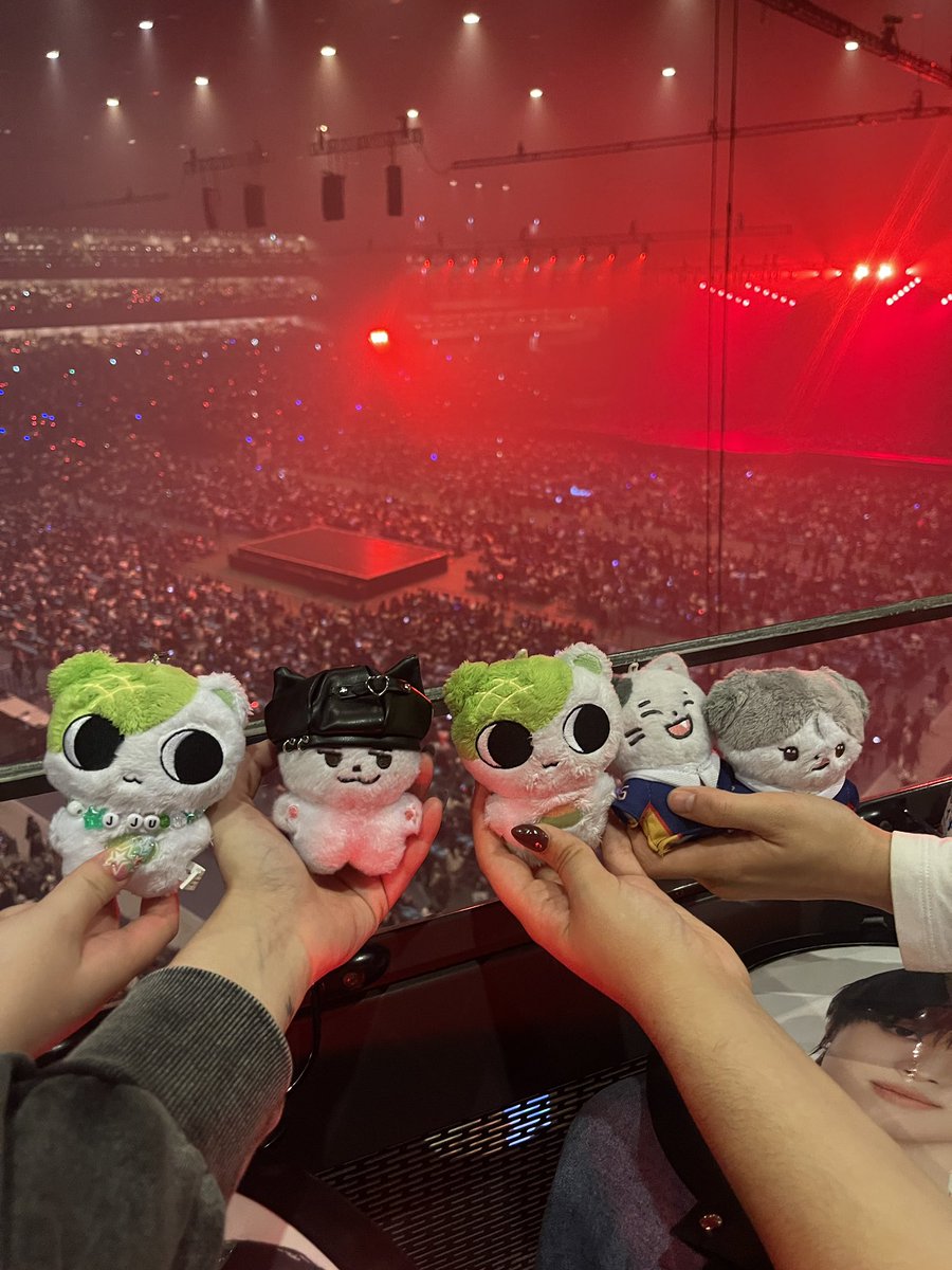 Closing out ATB tour together 🩵 <a href="/3uijoo/">shoopy ☾</a> @purinyuma <a href="/p1hteamies/">yubia🌦️</a> 

#AWAKENTHEBLOODLINE_ENCORE