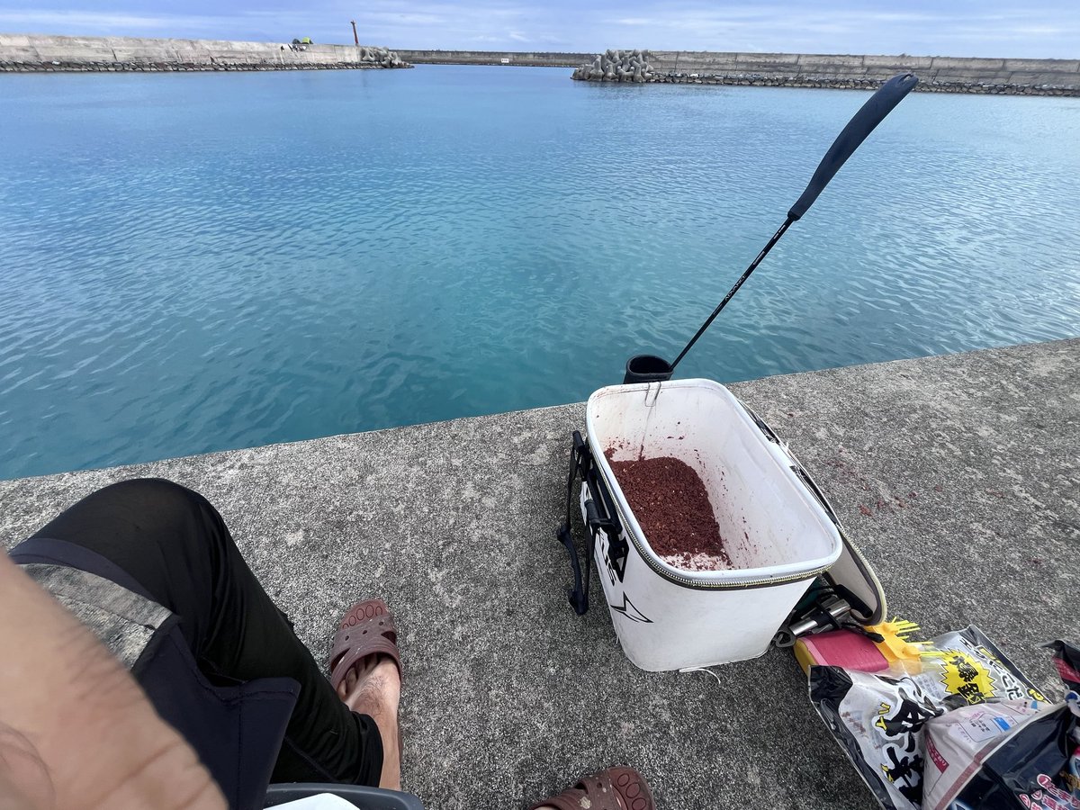 takapipi0818's tweet image. 消防の当番なので近場でポイント造り！
同じ漁港内だし撒き餌投げとけばいつかトカジャー来るだろうと、、、
今日は１時間だけ待ったけど来なかったので帰宅しました^ ^
ダービーとかやってるのかどこのポイントも埋まってますねー