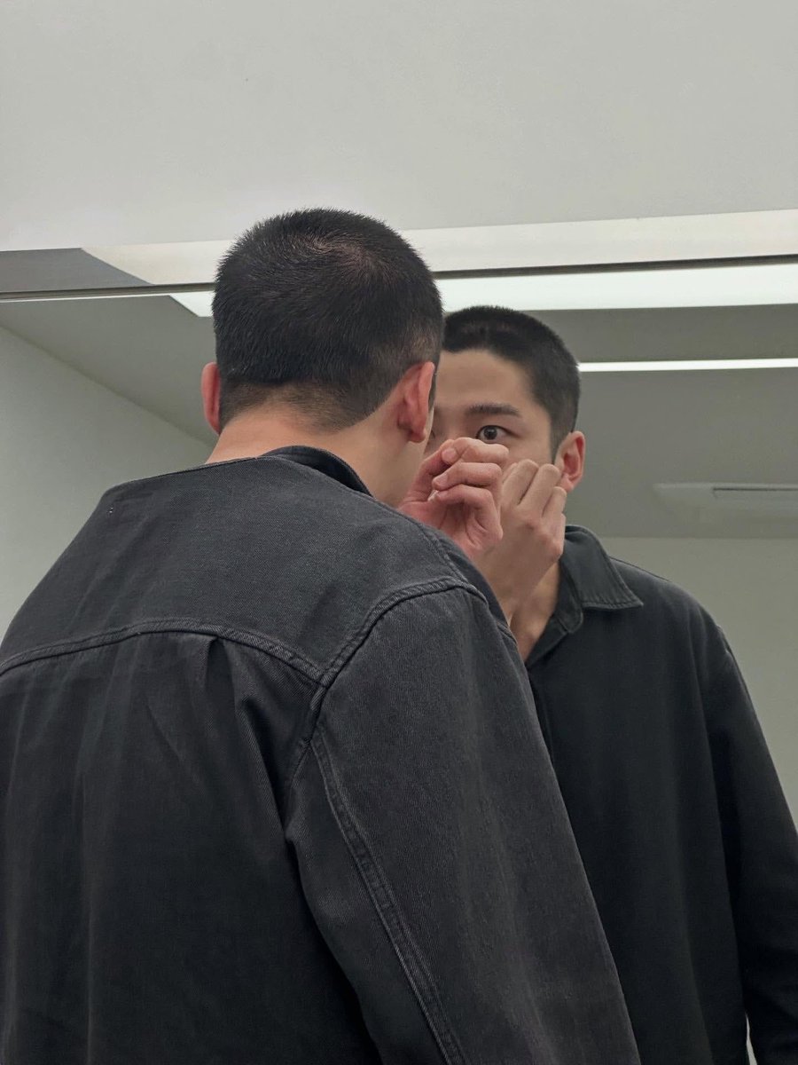 destiny__shine's tweet photo. 로운, 입대 D-2…빡빡 민 밤톨머리 “시원합니다” (출처 : 네이버 연예) https://t.co/OkmbtQYtBl https://t.co/0zdRmNrKTL
