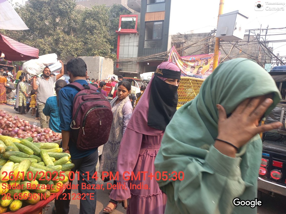 Anuj_84_Gupta's tweet image. #Sadar_Bazar_Haal_Behaal
#Police_MCD_Malamaal🤑🤑

@dtptraffic @TI_Sadarbazar @dcptcr @SplCPTrafficDel @CP__Traffic @DcpNorthDelhi @vidushikaushik_ @PKhandelwal_MP 
Main Road पर barricades लगा कर पटरी बाजार लगवा दिया सारा ट्रैफिक जाम हो रहा है 
#बीट_स्टाफ 
#ट्रैफिक_पुलिस 
कोई भी…