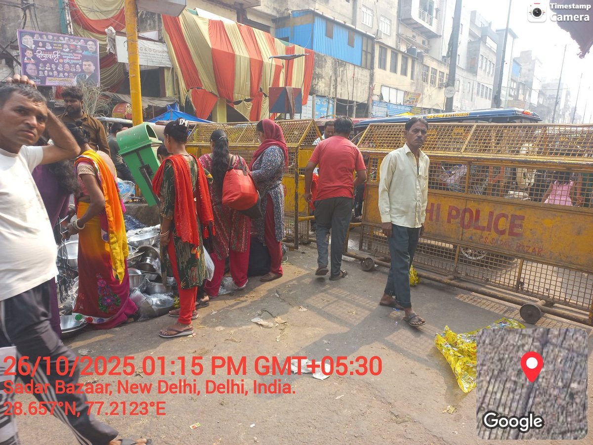 Anuj_84_Gupta's tweet image. #Sadar_Bazar_Haal_Behaal
#Police_MCD_Malamaal🤑🤑

@dtptraffic @TI_Sadarbazar @dcptcr @SplCPTrafficDel @CP__Traffic @DcpNorthDelhi @vidushikaushik_ @PKhandelwal_MP 
Main Road पर barricades लगा कर पटरी बाजार लगवा दिया सारा ट्रैफिक जाम हो रहा है 
#बीट_स्टाफ 
#ट्रैफिक_पुलिस 
कोई भी…