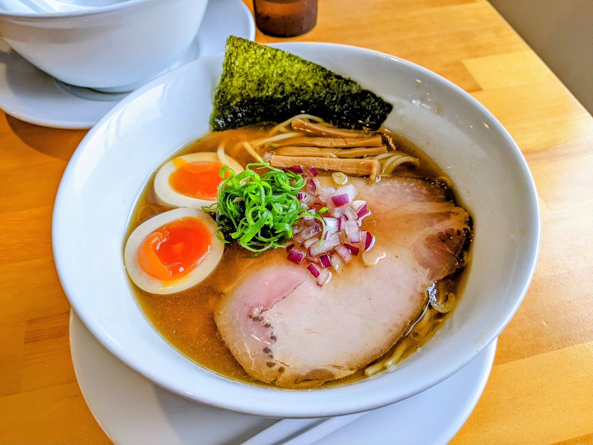 w30kuma's tweet photo. 自家製ラーメンアイリー@赤浜海岸

『芳醇煮干し(塩)』『あぶらは』『芳醇煮干し(醤油)』

久しぶりの塩からの煮干の芳醇やや濃厚な旨み🥰いつものあぶらははホアジャオの痺辛旨に😋醤油のコク甘み感じる美味さは絶品🥰
『ちょい背脂あぶらは肉餡ご飯』賄い絶品メシまで大満足🥳

ごちそうさまでした😊 https://t.co/qTJ3un1Woi