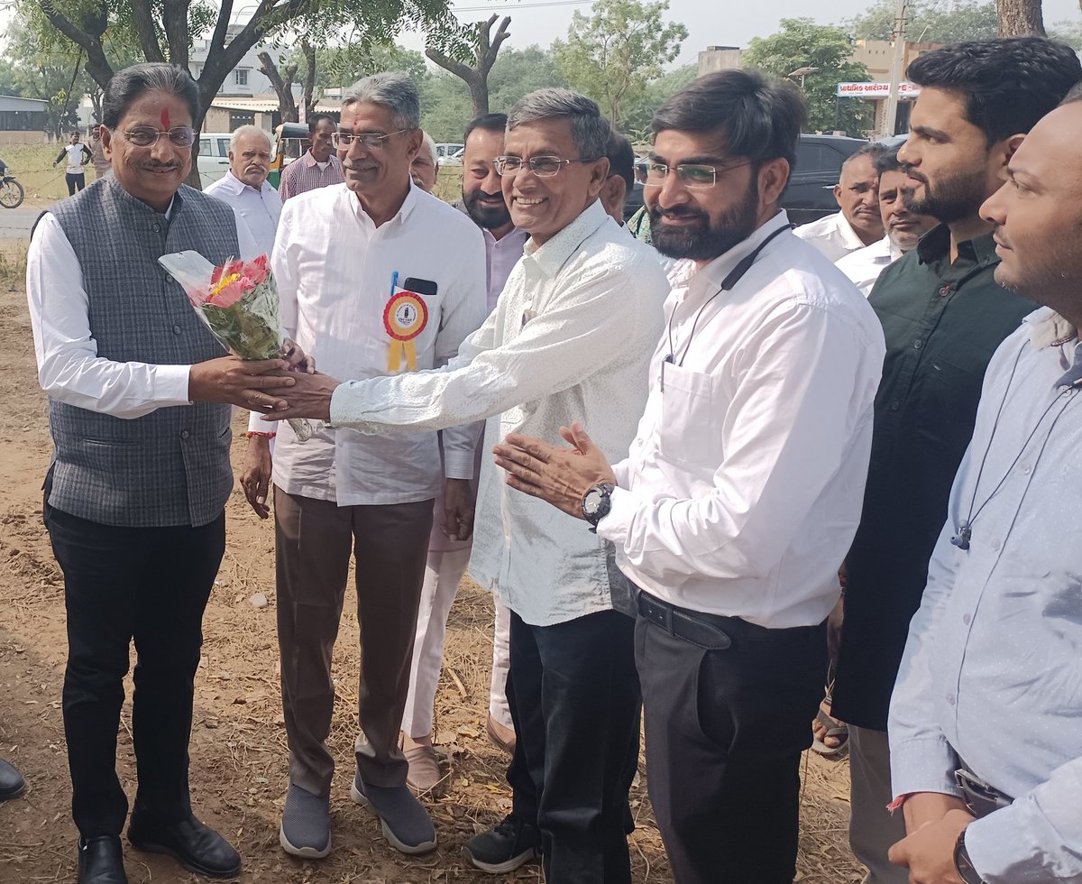 CDHOMeh's tweet image. માન.ઋષિકેશ પટેલ મંત્રીશ્રી ,ઉર્જા અને પેટ્રોલિયમ,પંચાયત,ગુજરાત રાજ્ય ના હસ્તે જિલ્લાના વિજાપુર તાલુકાના દગાવાડીયા ગામે પ્રા.આ.કે./આયુષ્યમાન આરોગ્ય મંદિર નું ભૂમિપૂજન કાર્યક્રમ યોજાયો.