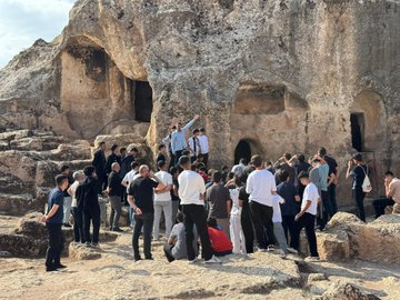 Maziden Atiye Diyarbakır Programı Gençleri Kadim Şehirde Buluşturdu

Millî Eğitim Bakanlığımız koordinesinde yürütülen "Maziden Atiye Diyarbakır" programı, bu yıl Ardahan, Artvin, Bayburt, Erzurum, Gaziantep, Gümüşhane, Kars ve Rize illerinden gelen öğrencilerin katılımıyla