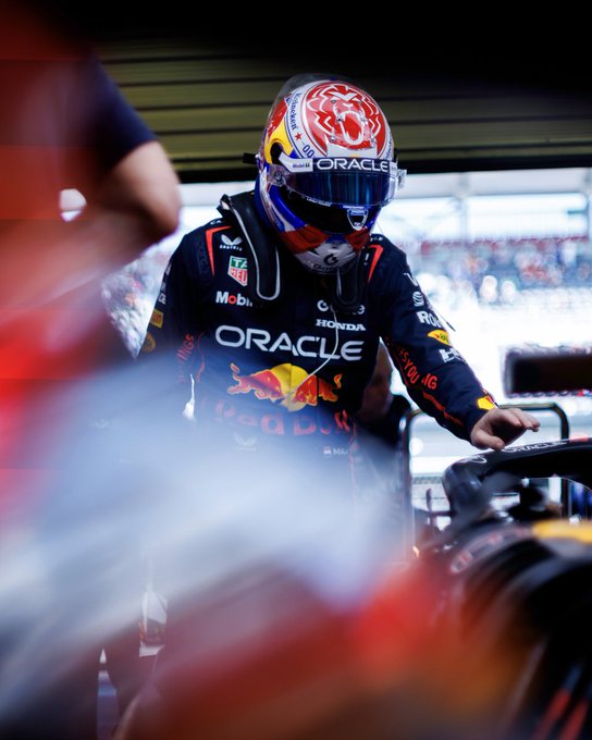 Max Verstappen nel box durante qualifiche gp messico f1 2025