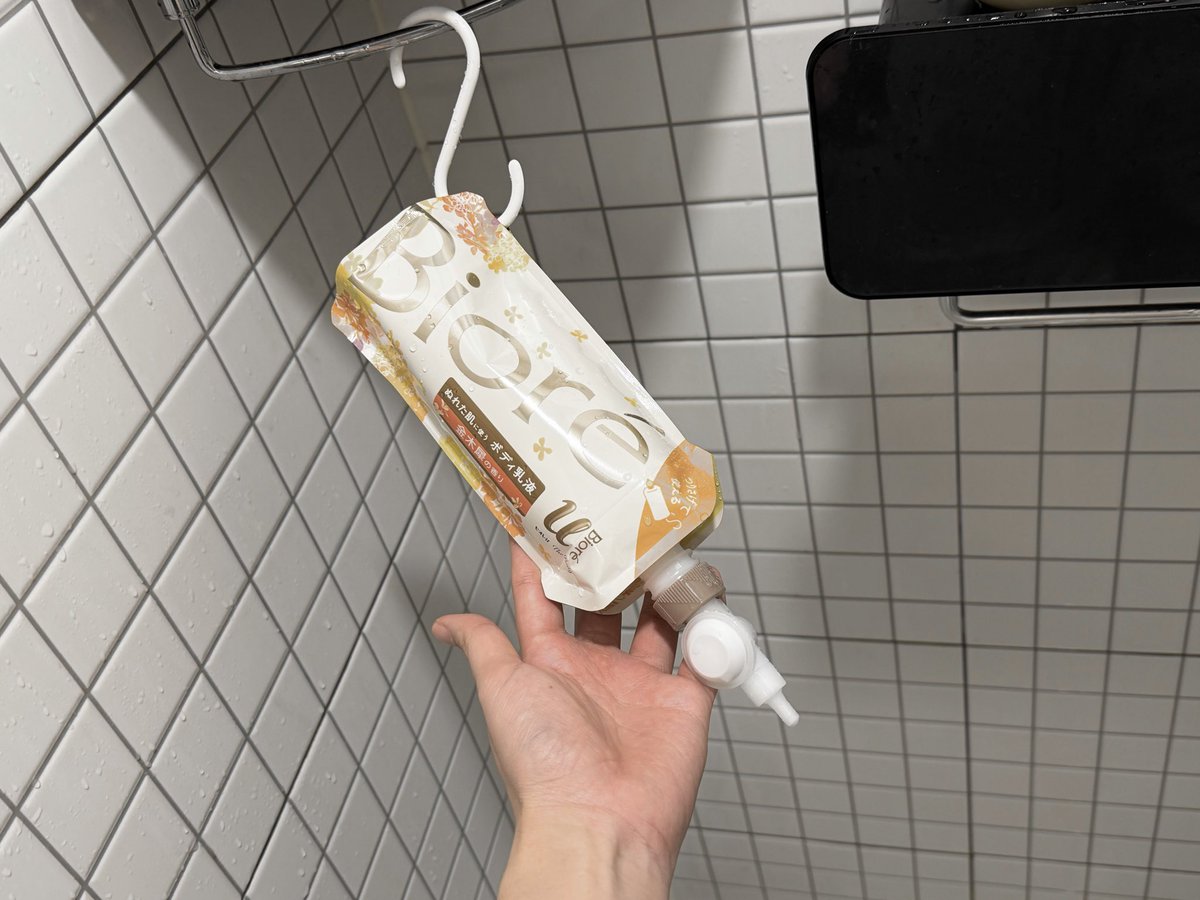 나도 못생긴 거 보면 토하는 인간으로서 이런 밤티 물건을 쓰고 소개하게 될줄은 몰랐슨••• 하지만 샤워하면서 바를 수 있음 + 금목서향이라 대체품이 없음. 바디로션 안 바르면 바로 모공각화증 일어나는데 평소 끈적이고 번거로워서 로션 안 챙겨바르는 나같은 사람은 인샤워 바디로션 강추입니다