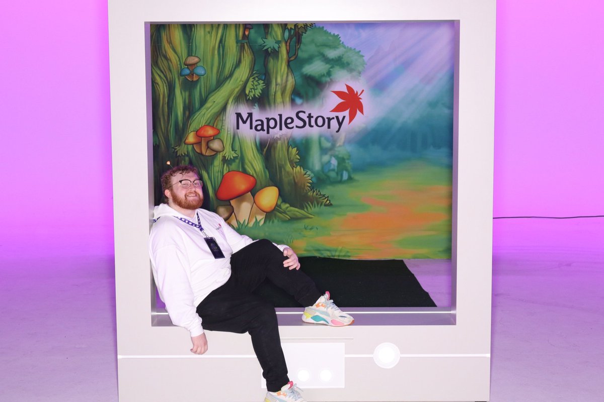 Had an absolute BLAST at #MapleConLA2025! Thank you to <a href="/Nexon_America/">Nexon America</a> and <a href="/MapleStory/">MapleStory 🍁</a> for a great experience and such amazing merch! 🤩 Can't wait to come back next year for even more fun. (Also, peep the new short hair!) Looking forward to #ClassicWorld!