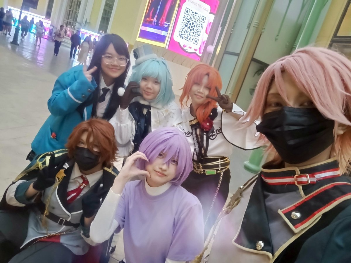 I forgot to take a pic with the Niki cosplayer who was boothing 🥀

We have a pic together but I don't have it on my phone 😔