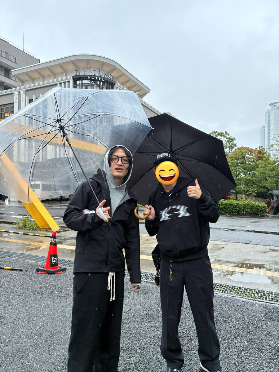 tsuchinok04's tweet photo. 暇すぎてウロウロしてると、おそらく昼ごはんを食べに行くエイスケさんに遭遇。二度見するとニコッと手を振ってくれました。
🗣️:「ラッキーやなぁ！丁度やったもんな、フルアパレルやん」
「パッチまで最高やん！」
写真もサインも笑顔で対応してくださり、最高の名古屋公演の始まり。
#AgeFactory https://t.co/Xes6Ayydhv