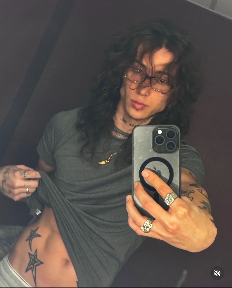 CACH9RRAO's tweet photo. Nome: Jake Hunter
Idade: 20 anos
Heterossexual!!! 
Personalidade:
Carismático, tranquilo e de bem com a vida. Jake é o tipo de cara que leva tudo na esportiva e raramente perde o bom humor. Gosta de manter o clima leve, sempre com um sorriso no rosto e uma piada pronta. https://t.co/qBZJZtHe7S