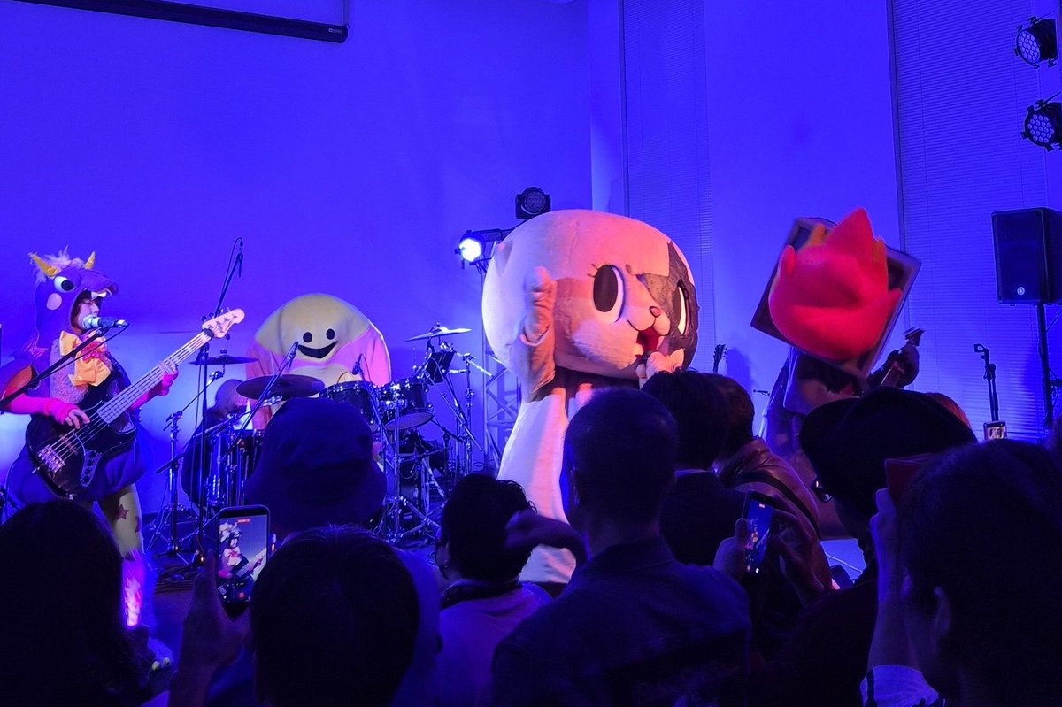 chiitankiss's tweet photo. 昨日は日本経済大学渋谷祭ライブにお越し頂きありがとうございました。
これからもちぃたん☆KISSの応援の程よろしくお願いします。
（寒さが増してますので体調にお気をつけて下さい） https://t.co/KeLleGDr24