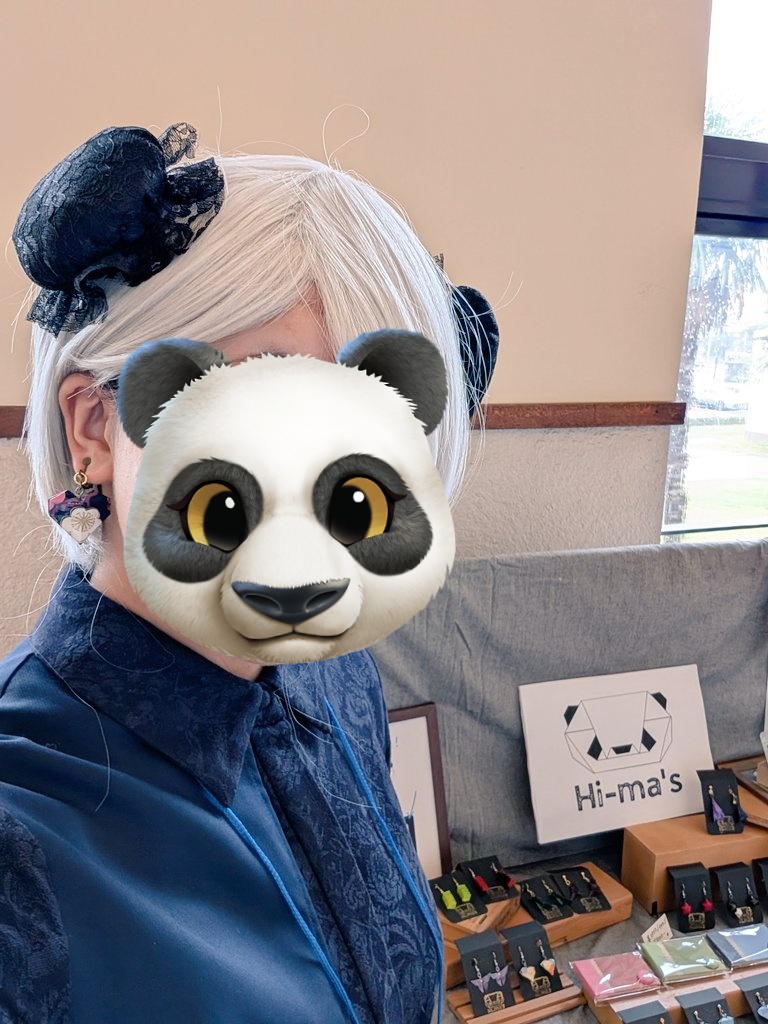 本日こちら16時まで出店しております！
バタバタと設営が完了しました💦
本イベントは仮装OK👍️という事で、私もちょこっと仮装しております🐼
ぜひぜひお越しください😊