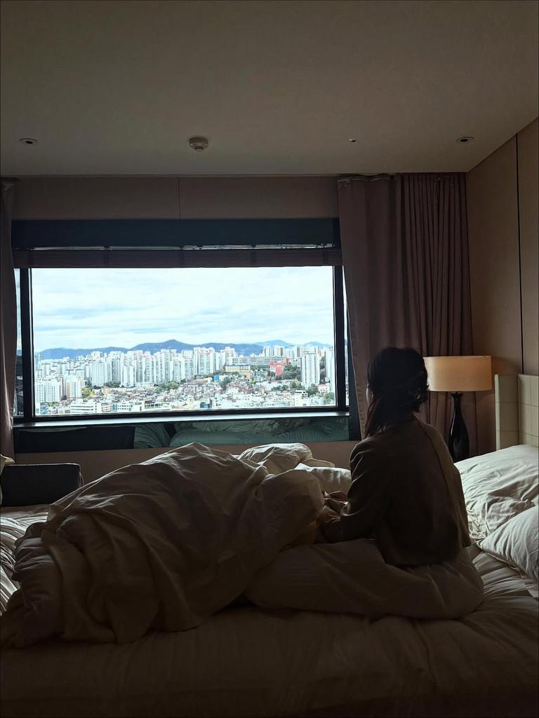 yerivmie's tweet image. waking up to such a beautiful view is a dream i always wanted and lucky me i'm able to celebrate chuseok with my family this time! ✩ ˚ 🎏 ｡ ◌ and on top this irreplaceable happiness, all thanks to hannah unnie! 🎀