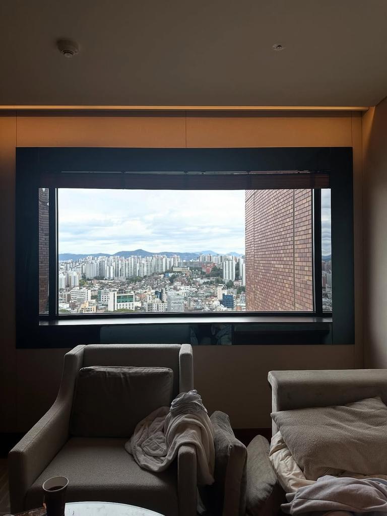 yerivmie's tweet image. it would be cruel just to stay at a hotel room, watching the city gets busier as clock is ticking. so i decided to take a step outside, sipping into fresh air under the heavenly weather. 𝅄 𑄽୧   𝄒 𓈒 a joyful escapades? that's more like it! 🥤