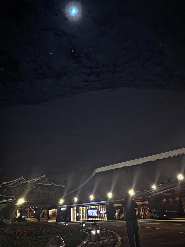 yerivmie's tweet image. it would be cruel just to stay at a hotel room, watching the city gets busier as clock is ticking. so i decided to take a step outside, sipping into fresh air under the heavenly weather. 𝅄 𑄽୧   𝄒 𓈒 a joyful escapades? that's more like it! 🥤