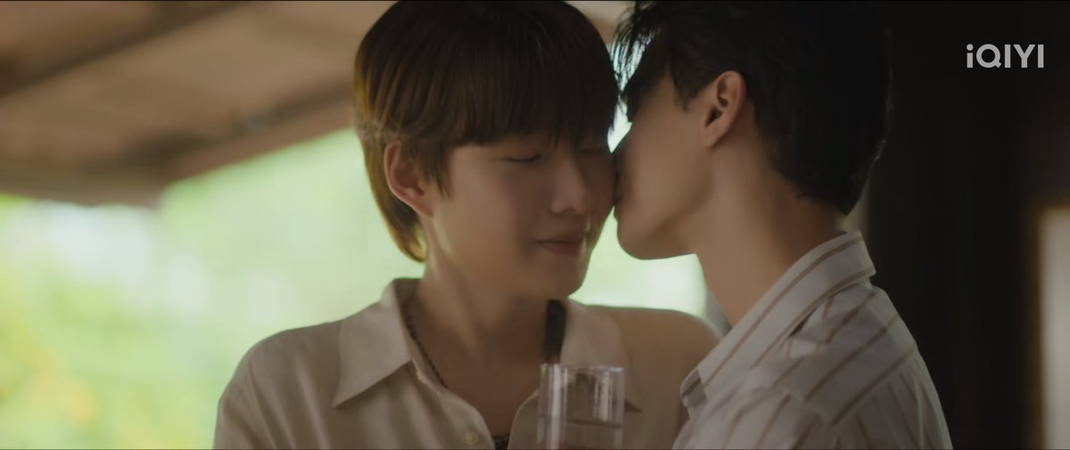 แต่ภีมมันเก่งนะ คือตื่นมาไม่เจอเมีย อาบน้ำแต่งตัวเซ็ตผมตามหาเลย ขนาดยังไม่มีอาคมมันยังรู้ว่าเมียจะมาตอนไหน ออกมาปุ้บก็อ้อนทำทรง เธอตื่นแล้วทำไมไม่ปลุกพี่ แล้วหอมเมียไป 1 กรุบ เก่งนะภีมเก่ง

Khemjira The Series Final EP
#เขมจิราต้องรอดตอนจบ #KengNamping