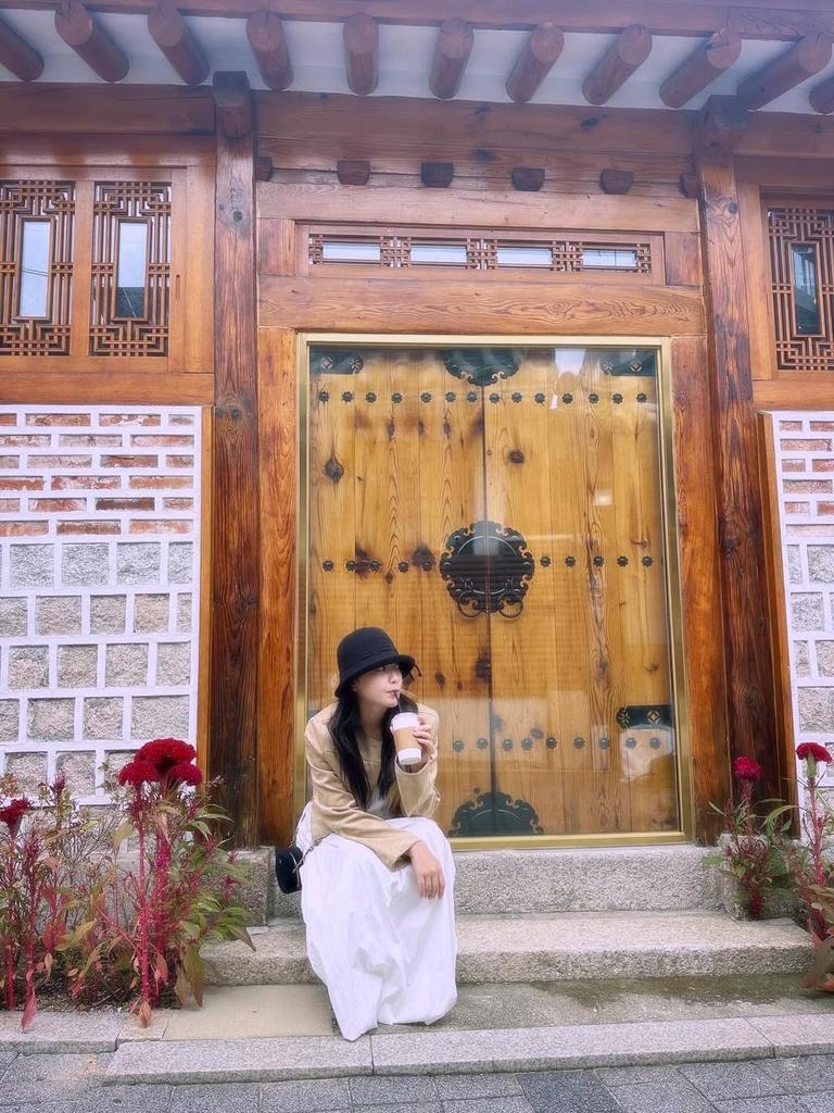 yerivmie's tweet image. it would be cruel just to stay at a hotel room, watching the city gets busier as clock is ticking. so i decided to take a step outside, sipping into fresh air under the heavenly weather. 𝅄 𑄽୧   𝄒 𓈒 a joyful escapades? that's more like it! 🥤