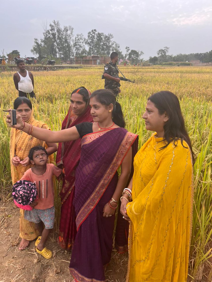 आज जमुआ विधानसभा क्षेत्र अंतर्गत सियांटांड़ पंचायत के ग्राम मलीडीह में 100 केवीए नए ट्रांसफार्मर का उद्घाटन की ।

कई दिनों से ट्रांसफार्मर जल जाने के कारण ग्रामीण अंधेरे में थे, अब गांव में फिर से उम्मीद की रौशनी जगमगा उठी है।

#जमुआविधानसभा