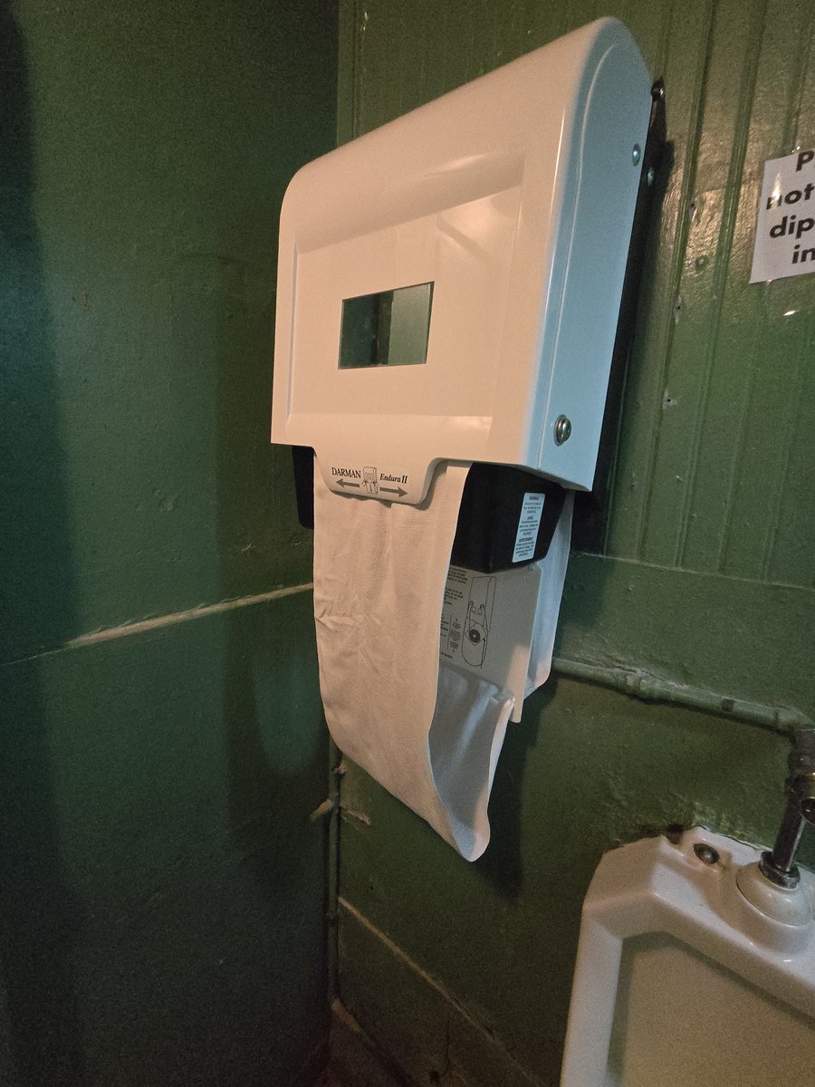 LukeSnodgrass's tweet photo. @EddieBarstool Not the rotating towel @CrowleysPub in Cincy. @danabeers needs to answer for this https://t.co/xSHPsBbWkp