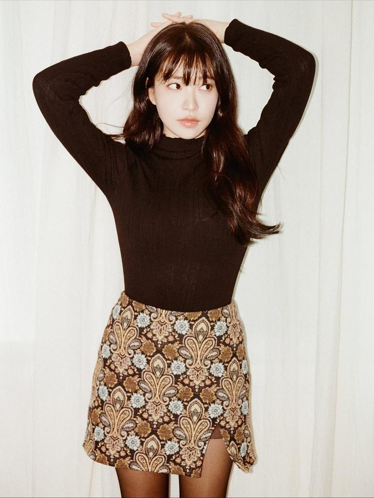 yerivmie's tweet image. taken by the golden hands i cherish most, this sequence has simply become my main attraction and you shouldn't take your eyes off from it. ⊹ 　👜　 ˚ nothing too complicated, just a dreamy beauty you can't find in other places. ♥︎