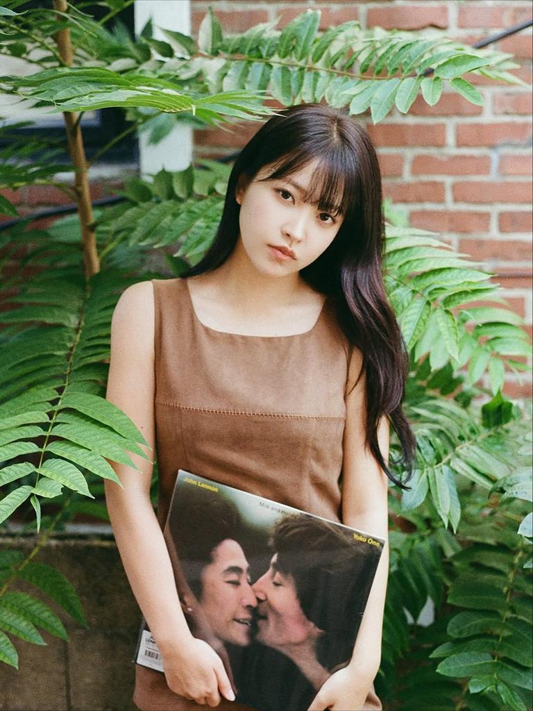 yerivmie's tweet image. a quick stroll after some fresh pethricor is my kind of excitement that will never fail to impress, handing off a vintage touch to my ordinary merriment. ៸៸ ˚ ₊ 🍂 "the daring angel", one whose presence bring warmth and joy.