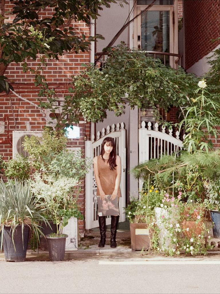 yerivmie's tweet image. a quick stroll after some fresh pethricor is my kind of excitement that will never fail to impress, handing off a vintage touch to my ordinary merriment. ៸៸ ˚ ₊ 🍂 "the daring angel", one whose presence bring warmth and joy.