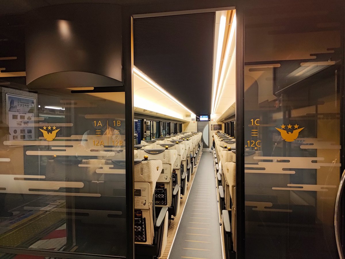 今日からデビュー！京阪プレミアムカー2両運転！

ってことで、早速新造車のプレミアムカー5号車に乗ってます。新車の香りがすげぇ〜