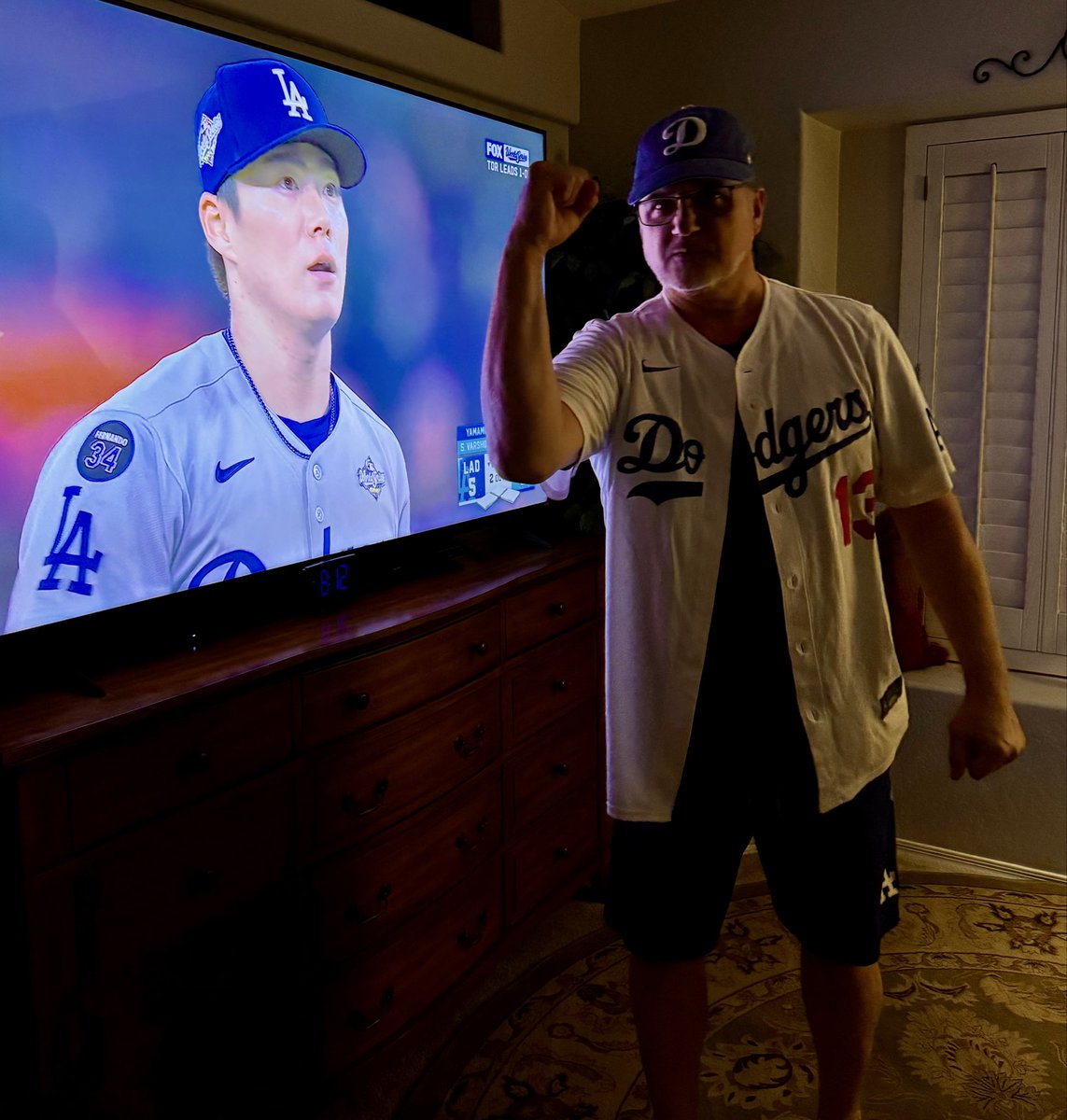 The Jays never had a chance tonight... 
#IYKYK #ChiliDawgMojo 

YOSHINOBU YAMAMOTO with another complete game WIN!! 💥 

1-1 and we’re heading back to LA, baby! 
Let’s do this thing 🔥⚾️🔥⚾️ 

GO DODGERS!!!