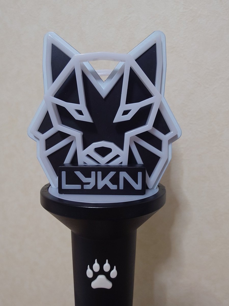 heart_bird_'s tweet photo. 日本の&amp;TEAM、韓国のStrayKids、タイのLYKN
私の好きなボイグルは偶然にもみんな狼コンセプトなのでグループ名変えればもうこのペンラ1本で全部いけそうじゃない？（笑）
ちなみに肉球部分がスイッチで可愛い https://t.co/0ufNfY4mIN