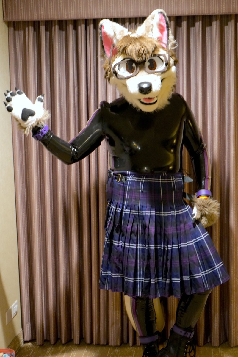 NullieTimber's tweet image. Not much pictures of myself wearing my latex suit during #BLFC.

Almost late for #squeakysaturday