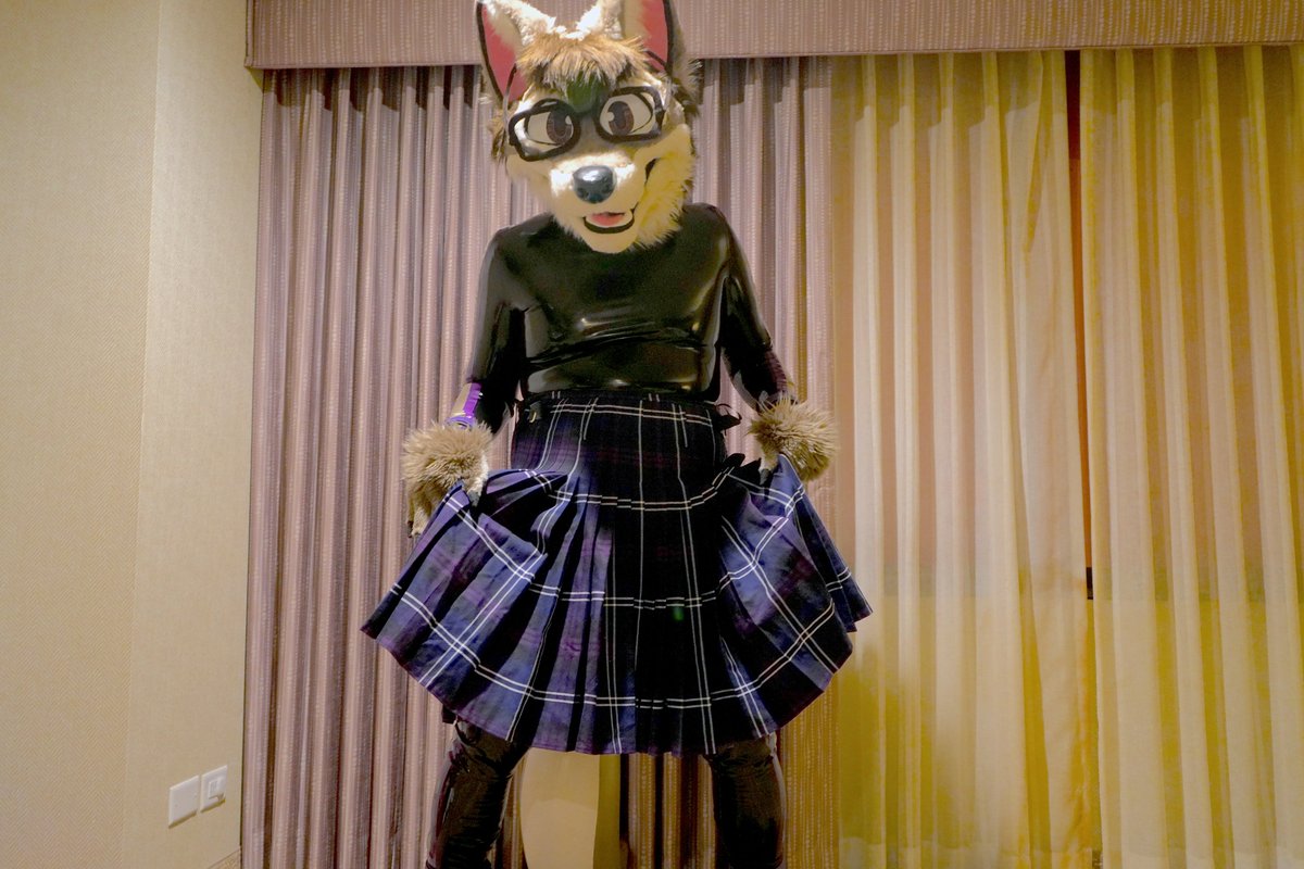 NullieTimber's tweet image. Not much pictures of myself wearing my latex suit during #BLFC.

Almost late for #squeakysaturday