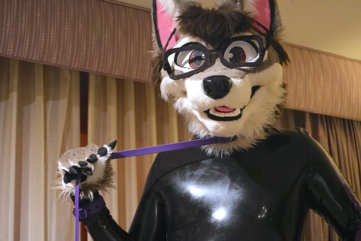 NullieTimber's tweet image. Not much pictures of myself wearing my latex suit during #BLFC.

Almost late for #squeakysaturday