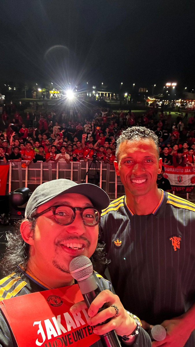 ManUtd's tweet photo. 🙌 A MASSIVE thank you to our fans out in Jakarta for our #ILOVEUNITED event 🔴🇮🇩 https://t.co/lERIxDws8b