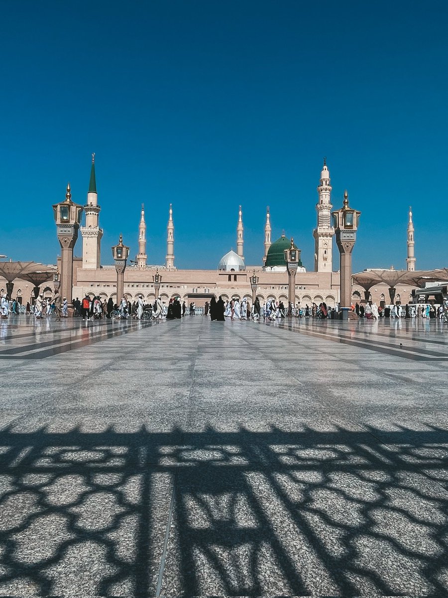 عن رسول الله وآلـﷺـه 
يا علي ، شر الناس من باع آخرته بدنياه وشر منه من باع آخرته بدنيا غيره.