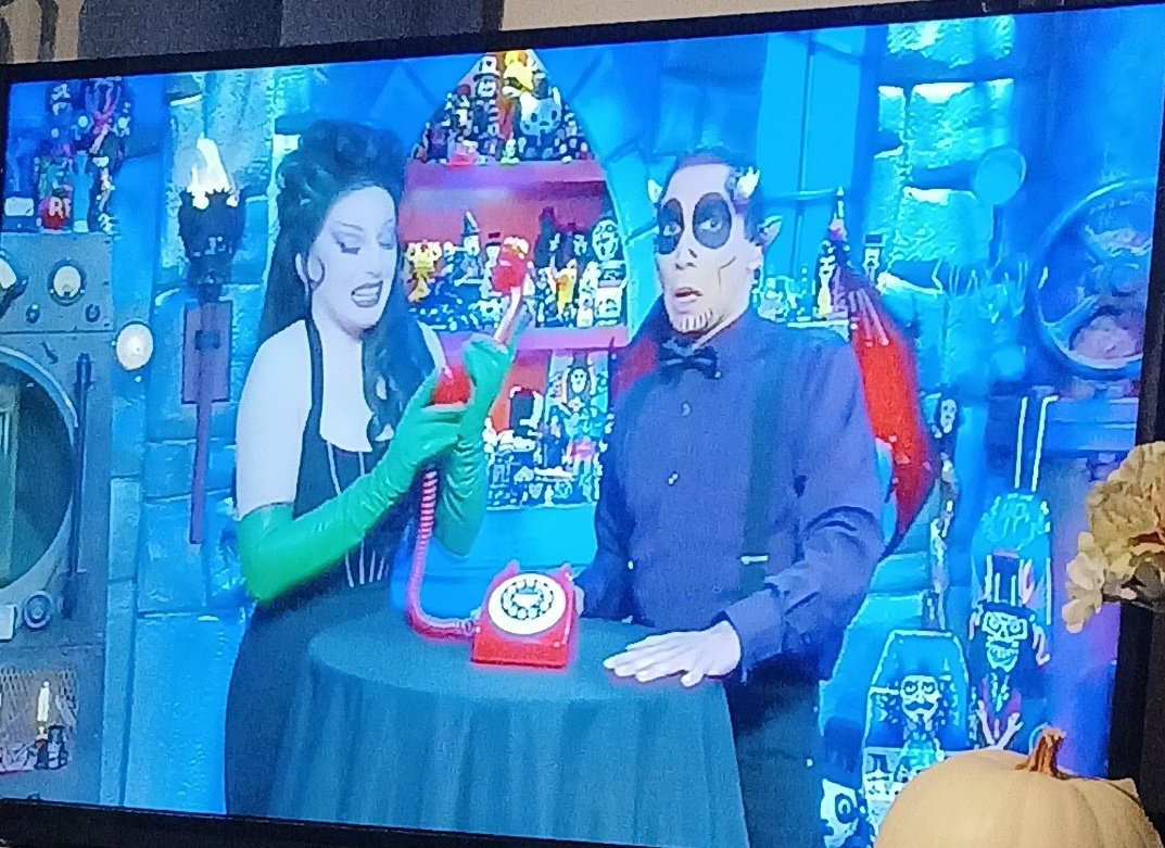 bloodybeautymfx's tweet photo. I got a phone call from Gwengoolie and IMP. @ImbrugliaJim @realpinuppalmer #Houseofsvengoolie #returnofthefly https://t.co/RYL3HHdXTB