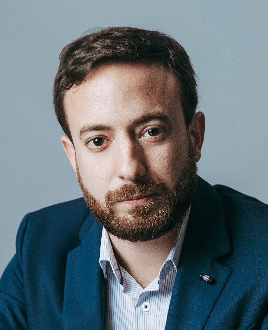eduardomenoni's tweet photo. 🚨| #ULTIMAHORA El escritor y activista de derecha, @AgustinLaje repudió a Eduardo Verástegui por utilizar su nombre para atacar a Milei a un día de las elecciones: "No uses mi nombre para hacer fuerza por el kirchnerismo. Lamento profundamente que te hayas prestado a esto". 🇦🇷 https://t.co/7pnkjuyUZV