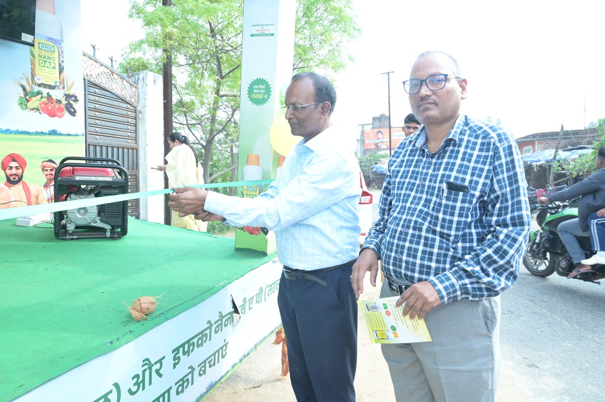 IFFCO_JH's tweet photo. जिला कृषि पदाधिकारी, रांची, श्री रमाशंकर सिंह, राज्य विपणन प्रबंधक इफको सुरुचि कुमारी इफको नई दिल्ली ने *नैनो डीएपी बीज शोधन सघन अभियान सह किसान जागरूकता सचल वैन* को हरी झंडी दिखाकर किसानों के लिए लोकार्पित किए। @AgriGoI @iffcoyogendra @KiritkrJPatel @ChouhanShivraj @PMOIndia https://t.co/MWMMchnO7m