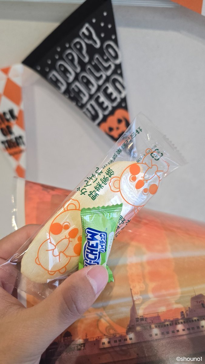 shouno1's tweet image. 多くの親子連れで賑わう｢A-Paradise2025｣
八甲田丸のブースでは、ハロウィンということで、お菓子をくれました🎃🧛🦇
#青森市 #新町キューブ #AParadise