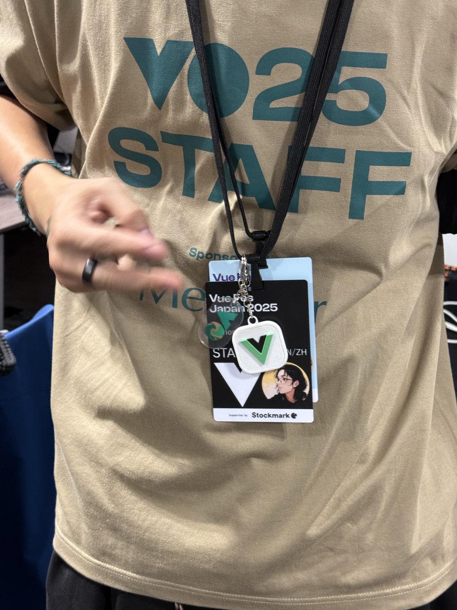 RizumuA3's tweet image. 有很多人拿到了我给 #VueFes 制作的 Vue 小饼干 😆  400 个基本上都发出去了。