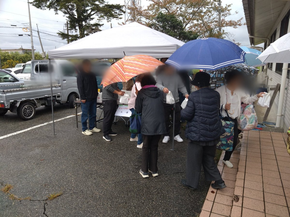 Xで繋がった皆様のご支援で、地元のイベントにシュークリームの買上げ（キッチンカーでの予定でしたが）
御当地の銘菓、参加した子供達へのプレゼントの支援をしました

地元の学生さんにも謝礼を出して手伝って貰い、少しばかりですが経済への貢献もできました