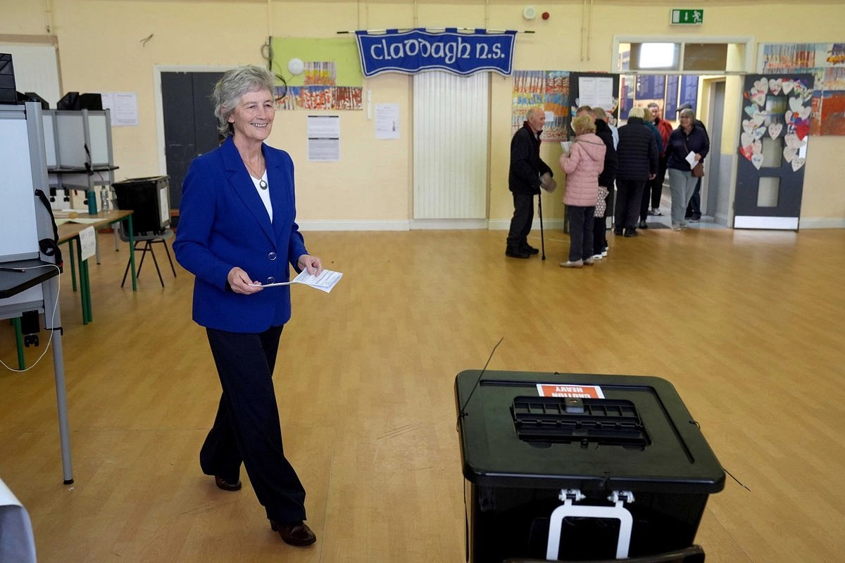 La candidata independiente de izquierda Catherine Connolly se perfila como la próxima presidenta de Irlanda 🇮🇪, tras la derrota reconocida por su rival, Heather Humphreys del partido centrista Fine Gael.

🔗 Leer más: miu.do/izquierda-se-i…

#Irlanda 🇮🇪 #CatherineConnolly