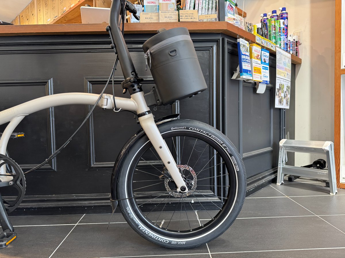 lb_daikanyama's tweet image. Brompton G Lineオーナー様よりタイヤ交換のご依頼
選ばれたのは高いグリップ性能と耐摩耗性能を備えた「Continental Contact Urban」
見た目も上品な仕上がりに。街乗りメインでコスパも良いのがポイント

交換やタイヤ選びのご相談もお気軽にどうぞ
#brompton #tire #continental #contacturban