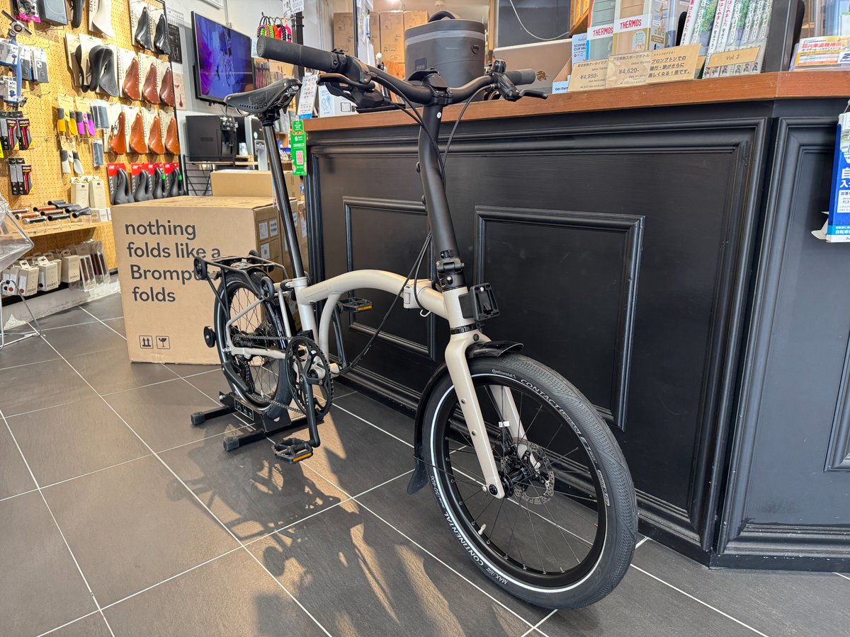 lb_daikanyama's tweet image. Brompton G Lineオーナー様よりタイヤ交換のご依頼
選ばれたのは高いグリップ性能と耐摩耗性能を備えた「Continental Contact Urban」
見た目も上品な仕上がりに。街乗りメインでコスパも良いのがポイント

交換やタイヤ選びのご相談もお気軽にどうぞ
#brompton #tire #continental #contacturban