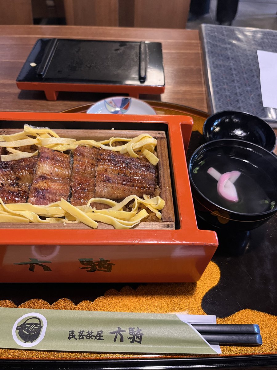 qu1to9's tweet photo. 川下りの後はガイドブックの案内通りに
柳川名物のうなぎのせいろ蒸し。
普通のうな重よりお上品なお味。 https://t.co/aQUcgoEumg