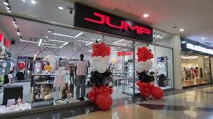 Hay que denunciar a los comerciantes del Centro Comercial Sambil en Chacao en especial a la tienda Jump. Tienen precios con 15% de descuento en verdes dice la promoción lo que quiere decir que es en dólares. Fui a comprar una maleta la chica me dijo 80 dólares pero con el 15% de