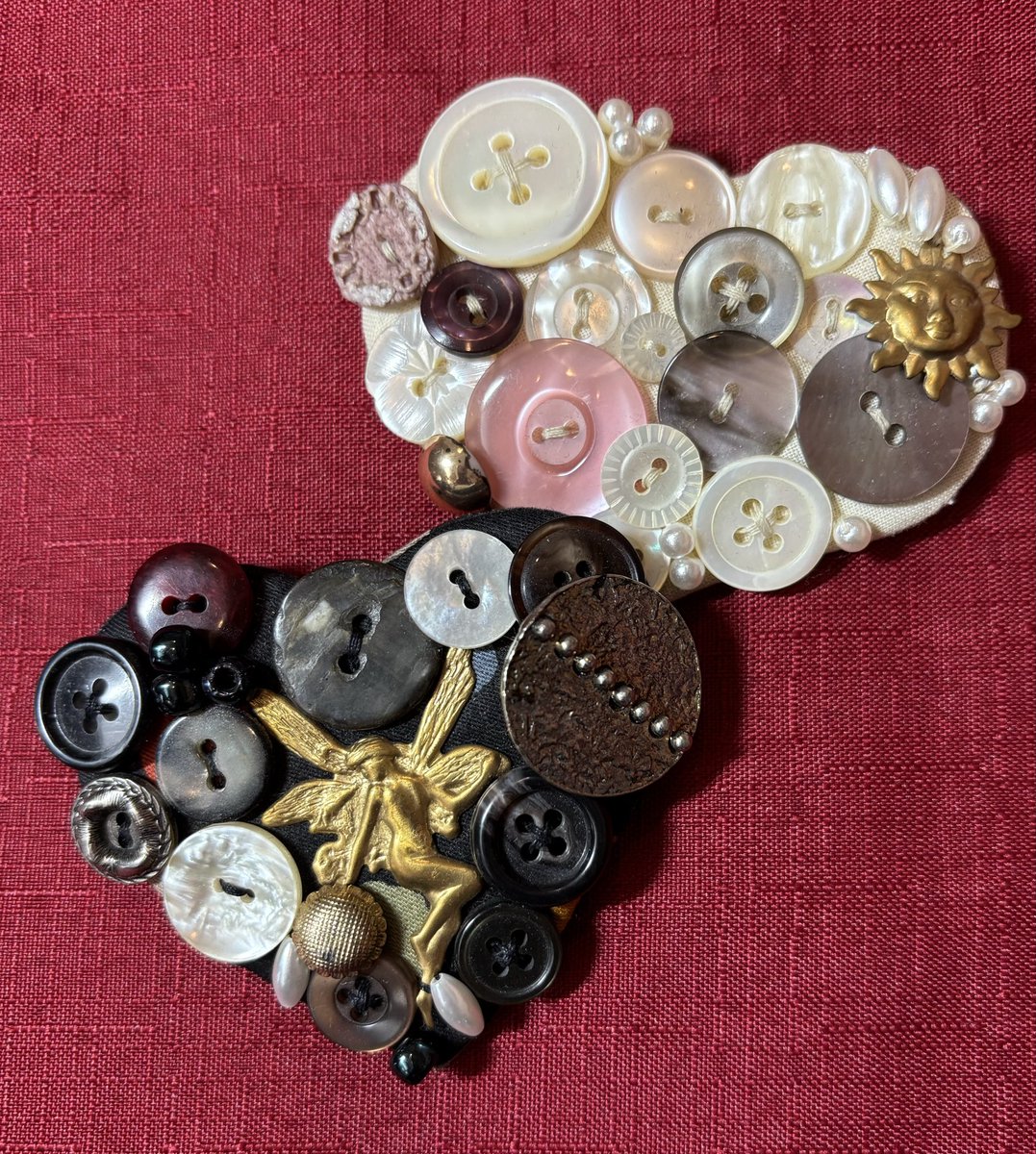 今編みぐるみの足をボタンで留めています。
母から譲り受けたボタン達🥰
昭和の人は古い洋服は処分する前に全部ボタン外してとっておいた。レトロなボタンもありますね。
右は昔作ったボタンブローチ✨