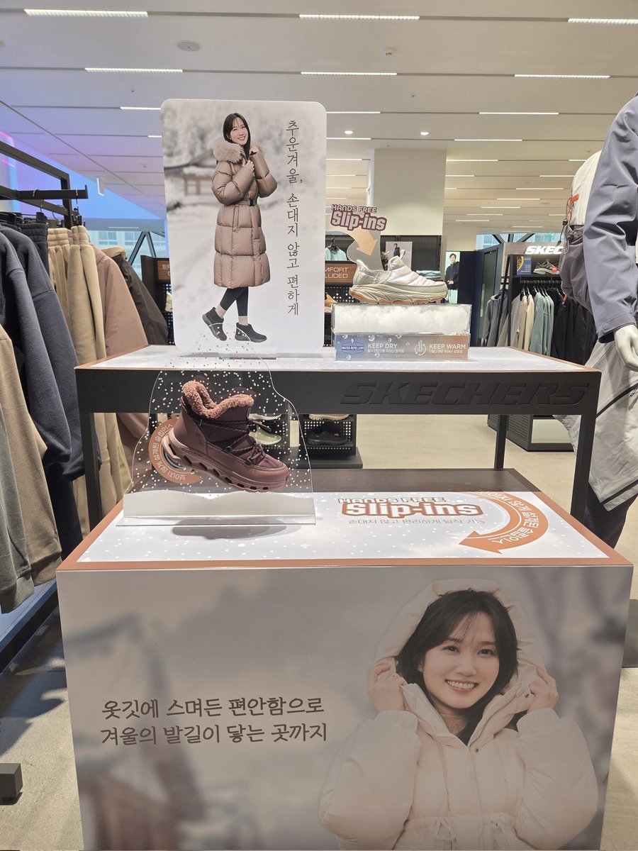 seashell0904's tweet photo. 251026 갤러리아광교 7층 스케쳐스 매장 https://t.co/TcVHvgcdnC